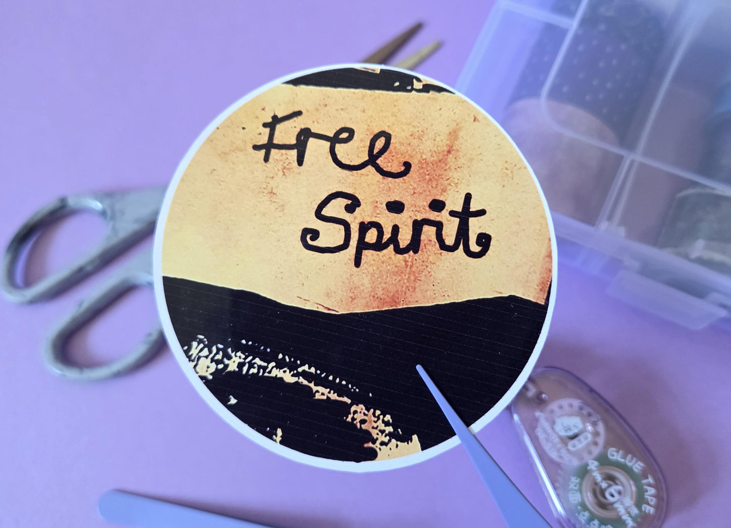 Free Spirit Sticker – Boho Grunge Circle Vinyl Decal, Indie Aesthetic Quote Sticker, Waterproof Laptop Sticker, Spiritual Hippie Art